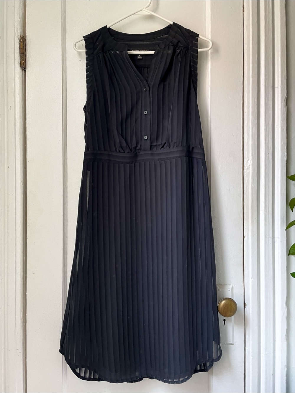 Banana Republic Sleeveless Black Pleated Midi Dress Size 6